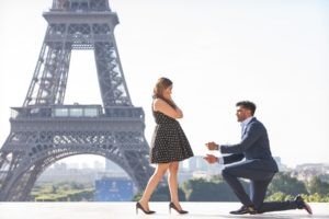 Paris proposal Surprise photographer at the Eiffel tower