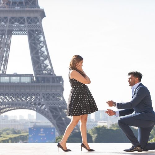 Paris proposal Surprise photographer at the Eiffel tower