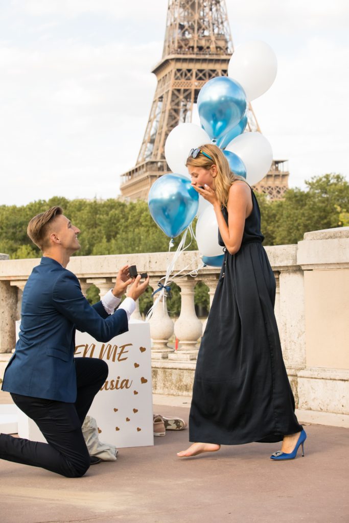 Marriage proposal in Paris at the Eiffel Tower